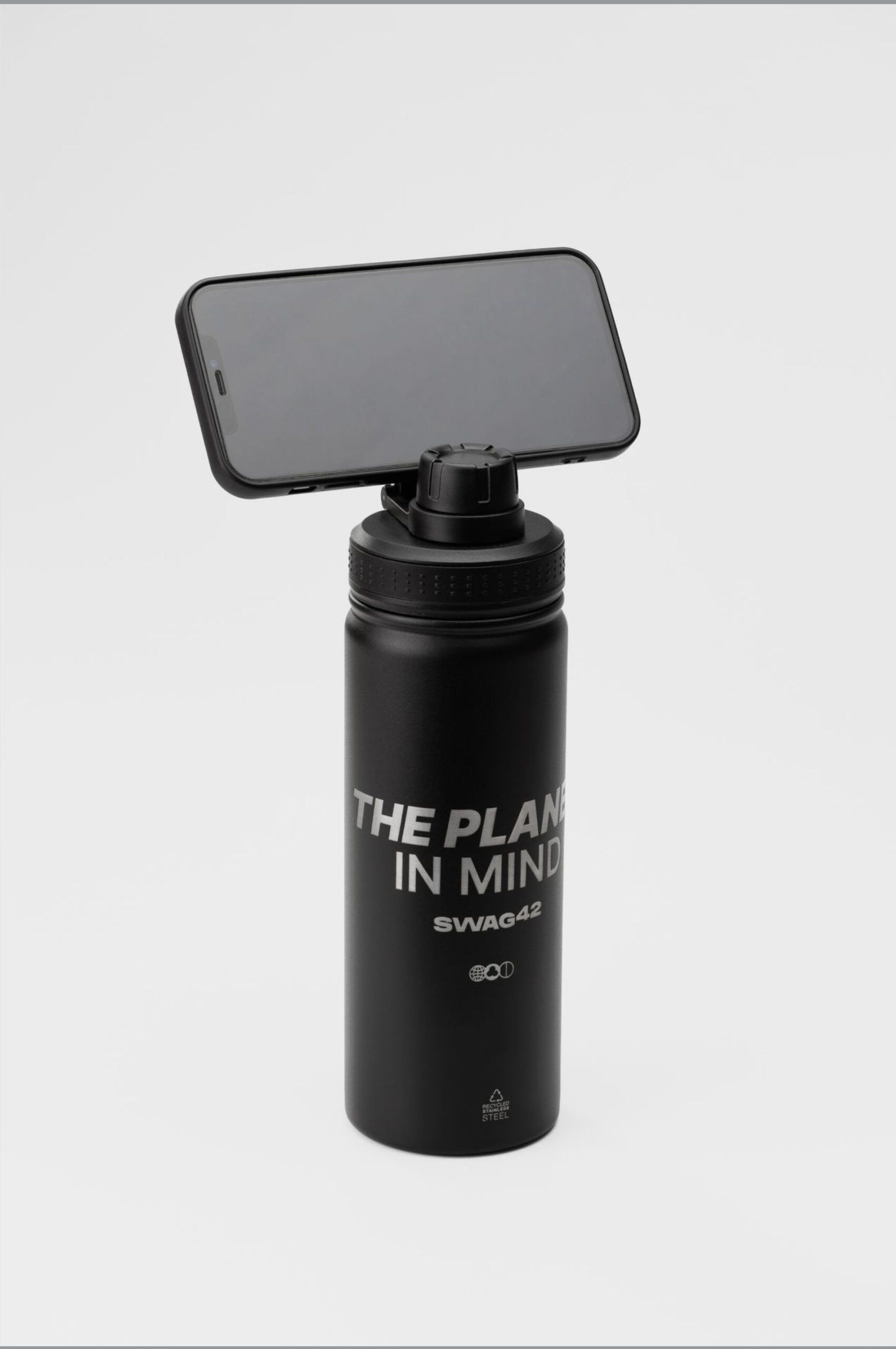 Back-to-school swag ideas: thermo bottle with a magnetic stand