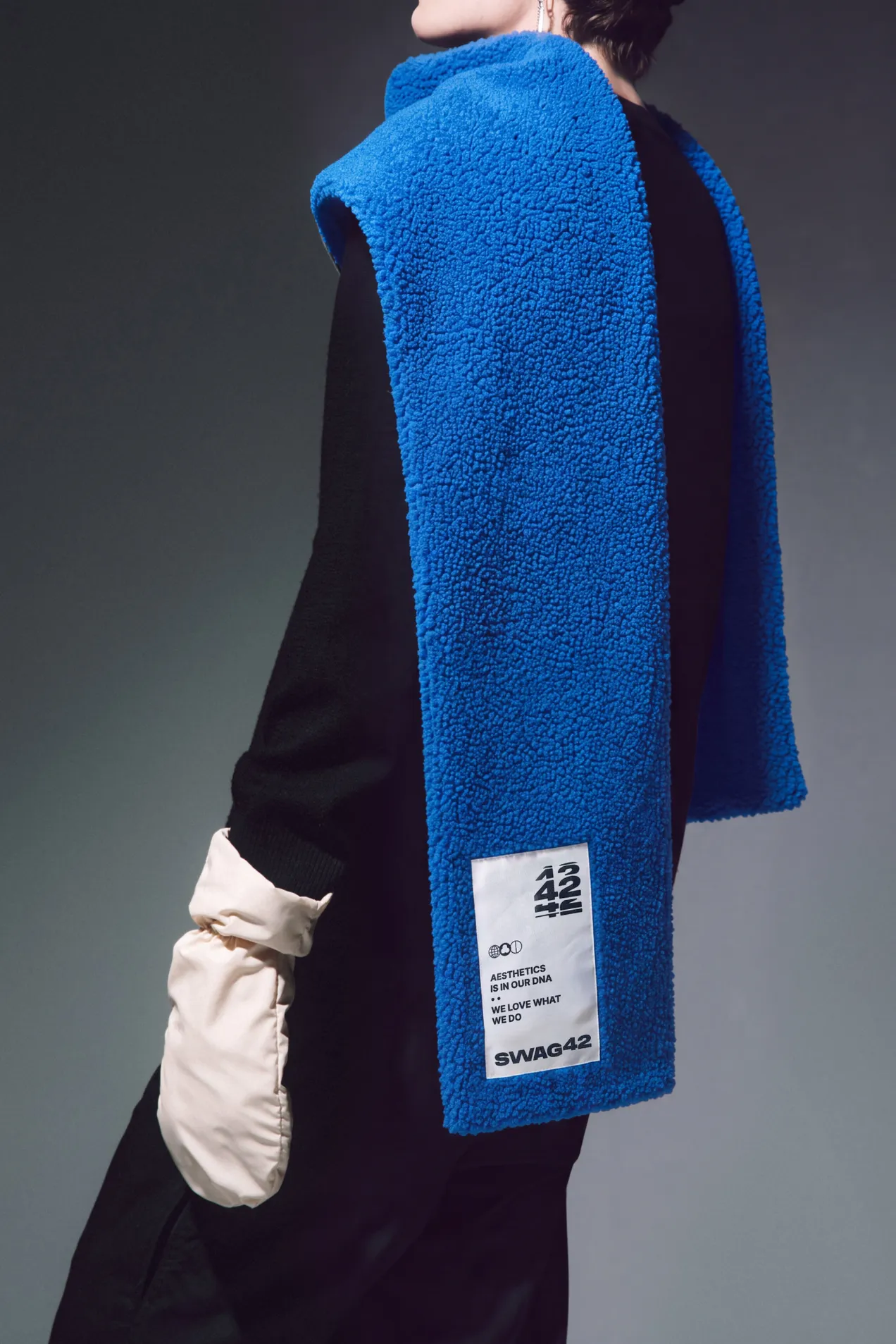 Teddy scarf with a woven brand label